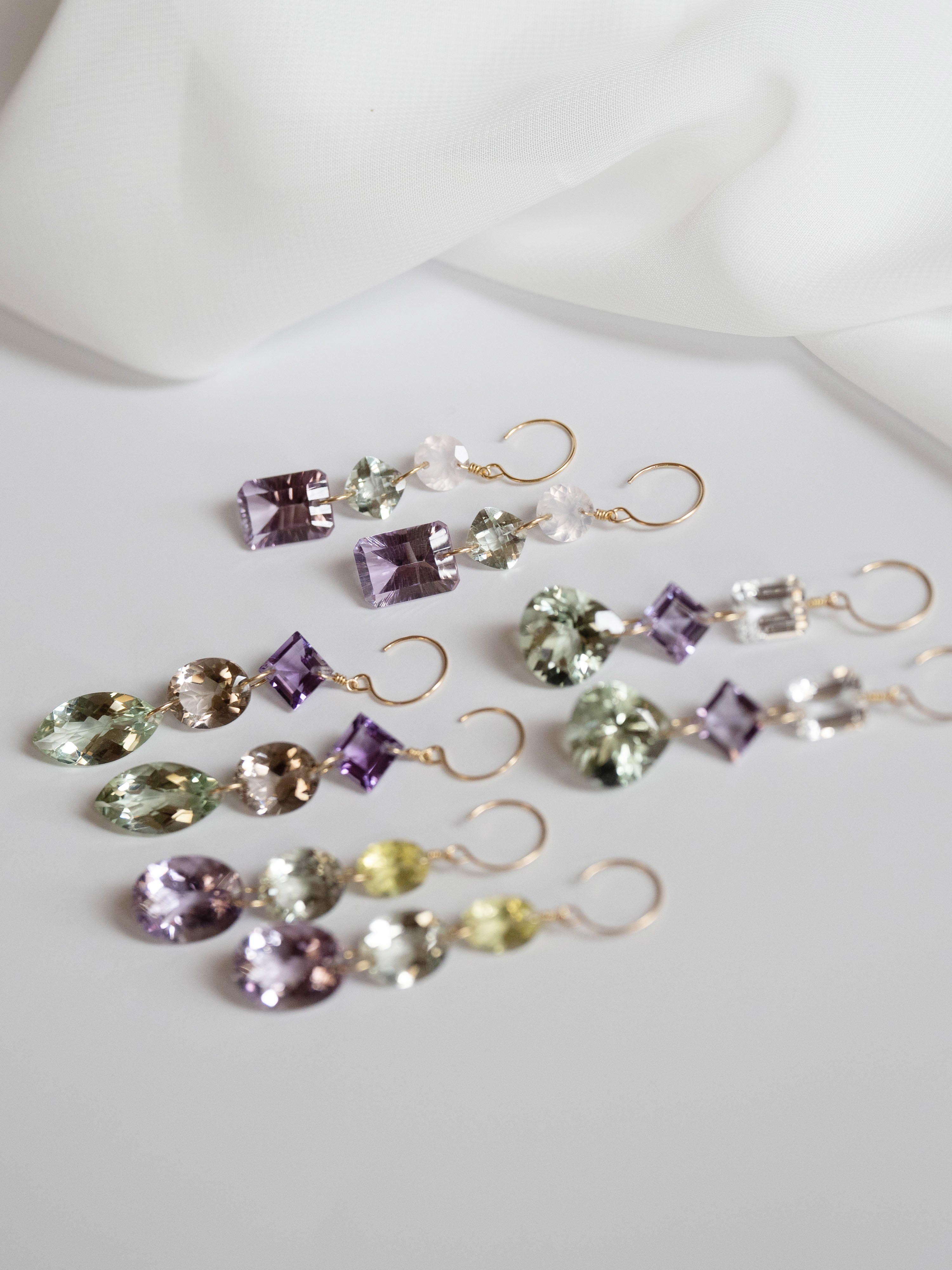 マルチカラーフローライト 変形ダイヤカット ピアス｜IDIOS