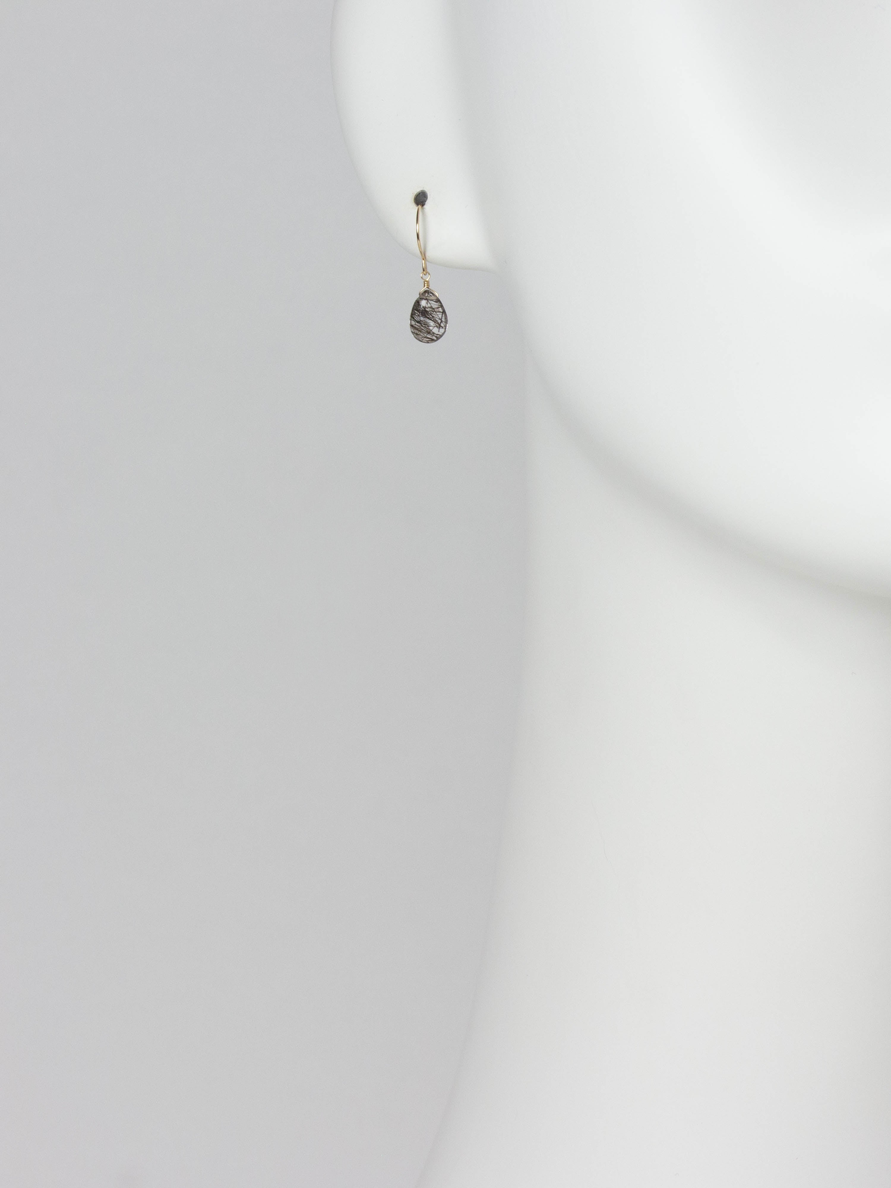 ブラックルチルクォーツ ペアシェイプ K10ピアス-F／1点もの